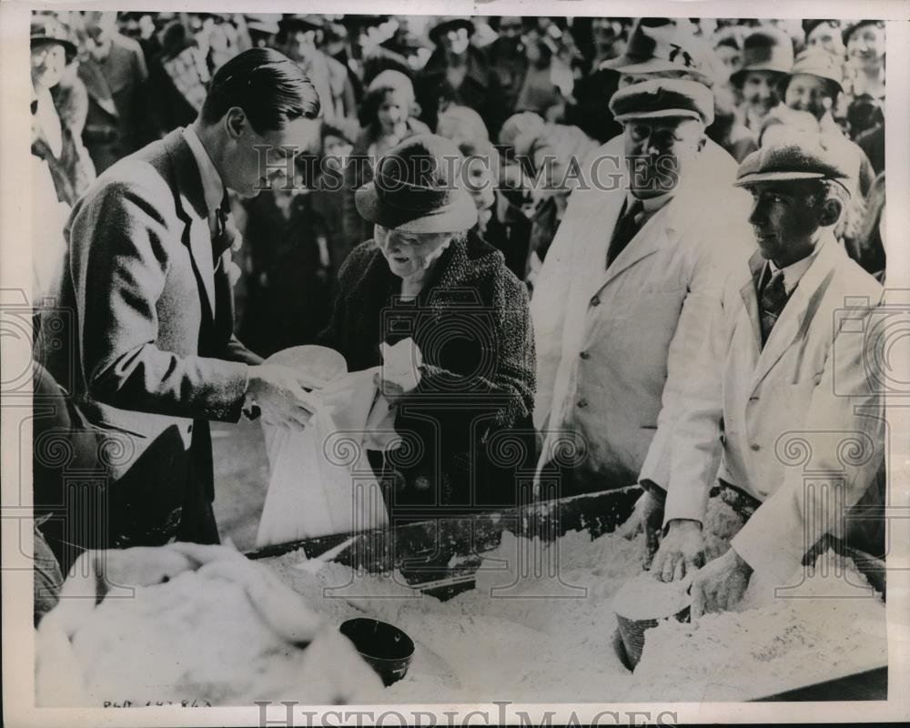 1936 Press Photo 700 year old custom for curse, Sir Anthony Doughty-Tichbone - Historic Images