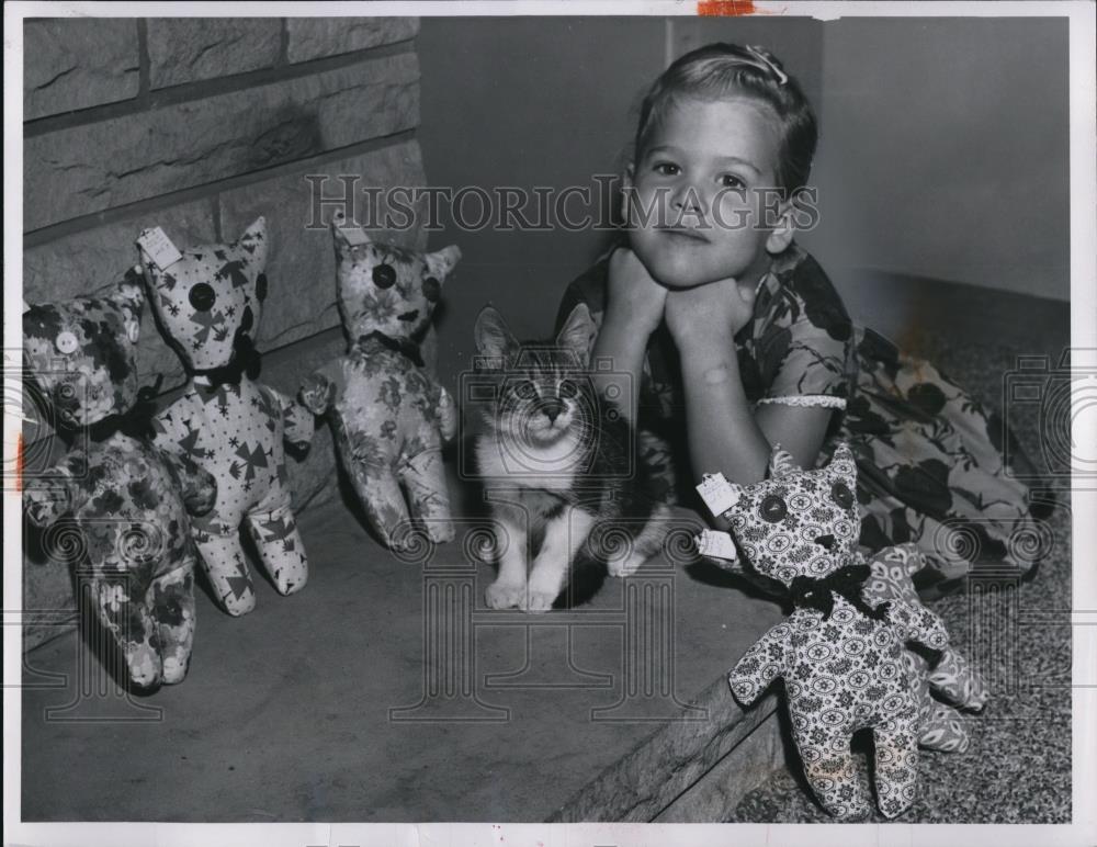 1959 Press Photo Blind Children at the Columbia State School made the stuffed - Historic Images