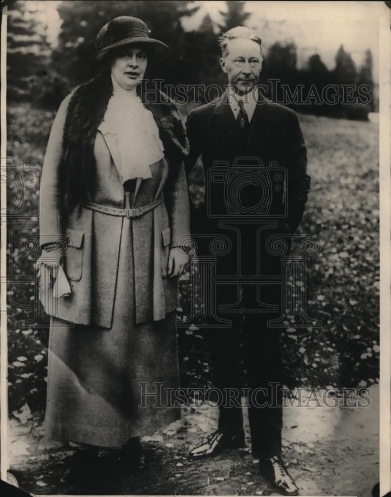 1923 Press Photo Ex-crown Prince of Germany and wife - Historic Images
