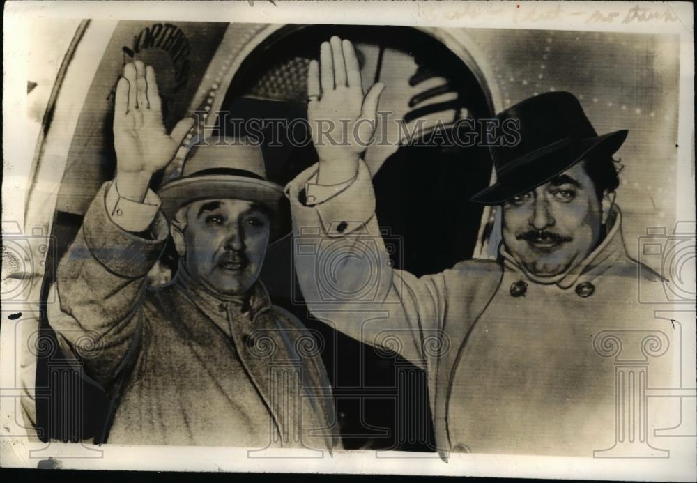 1938 Press Photo Manuel Mujica Carassa and his son Manuel at the airport - Historic Images