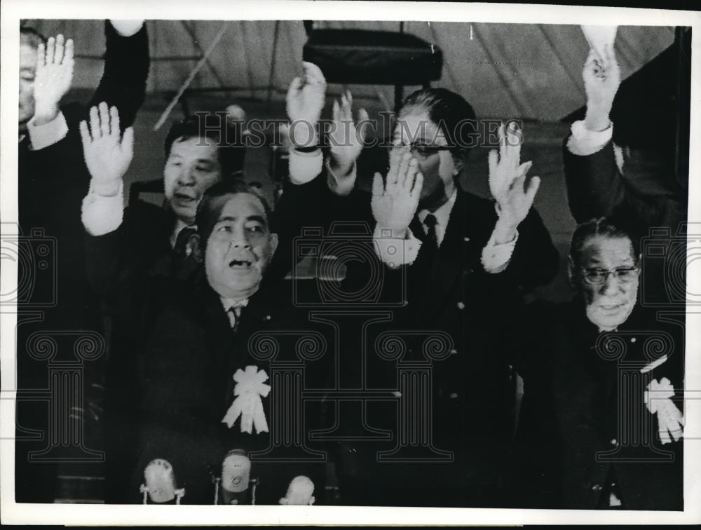 1968 Press Photo Prime Minister Eisaku Sato and members of Liberal Party - Historic Images