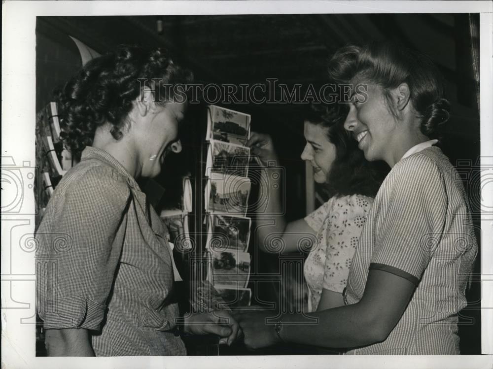 1942 Press Photo From left to right; Mary Wacker, Jean Korn &amp; Louise Bain - Historic Images