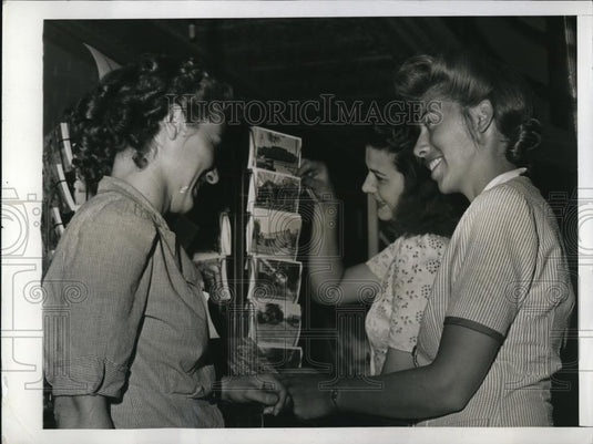 1942 Press Photo From left to right; Mary Wacker, Jean Korn & Louise Bain - Historic Images
