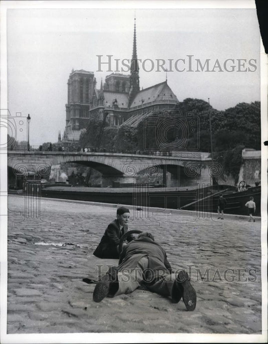 1957 Press Photo Father and son take a picture at the Cathedral of Notre Dame - Historic Images