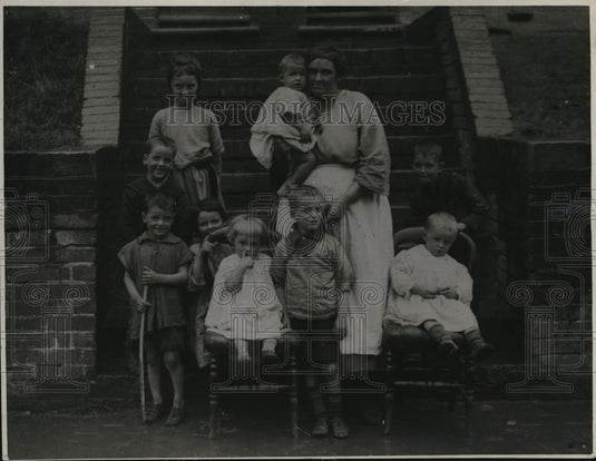 1923 Press Photo Mrs. Thomas Lucas Family in England - Historic Images