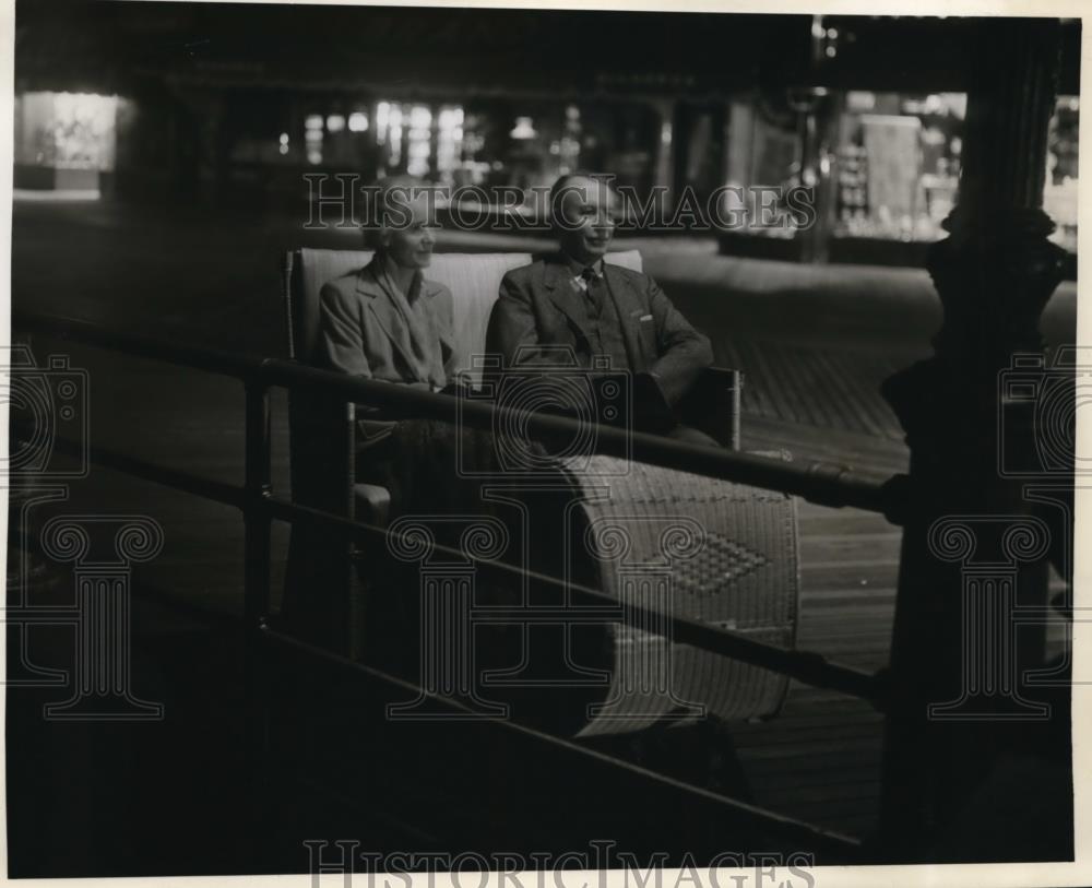 1942 Press Photo Sir Gerald and Lady Campbell seen during a rolling chair ride - Historic Images