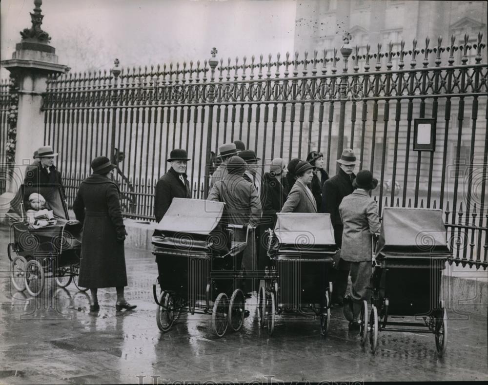 1936 Press Photo Crowds at Buckinggham Palace for news of Kings illness - Historic Images