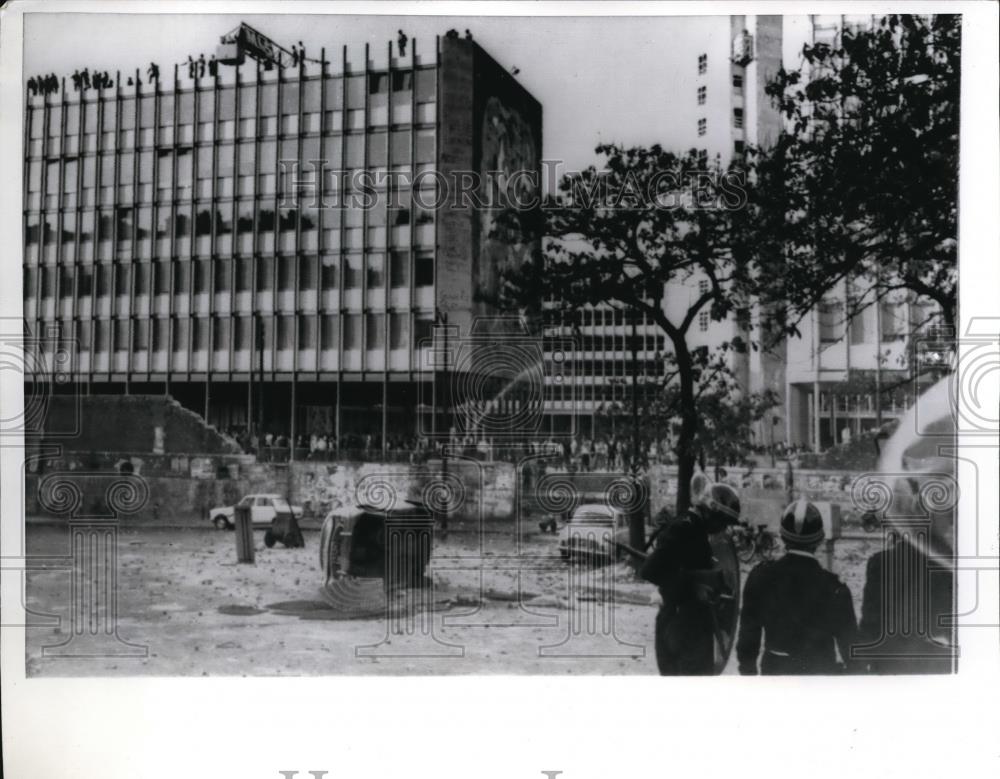 1970 Press Photo Paris France police vs demonstrators at Sciences Faculty - Historic Images