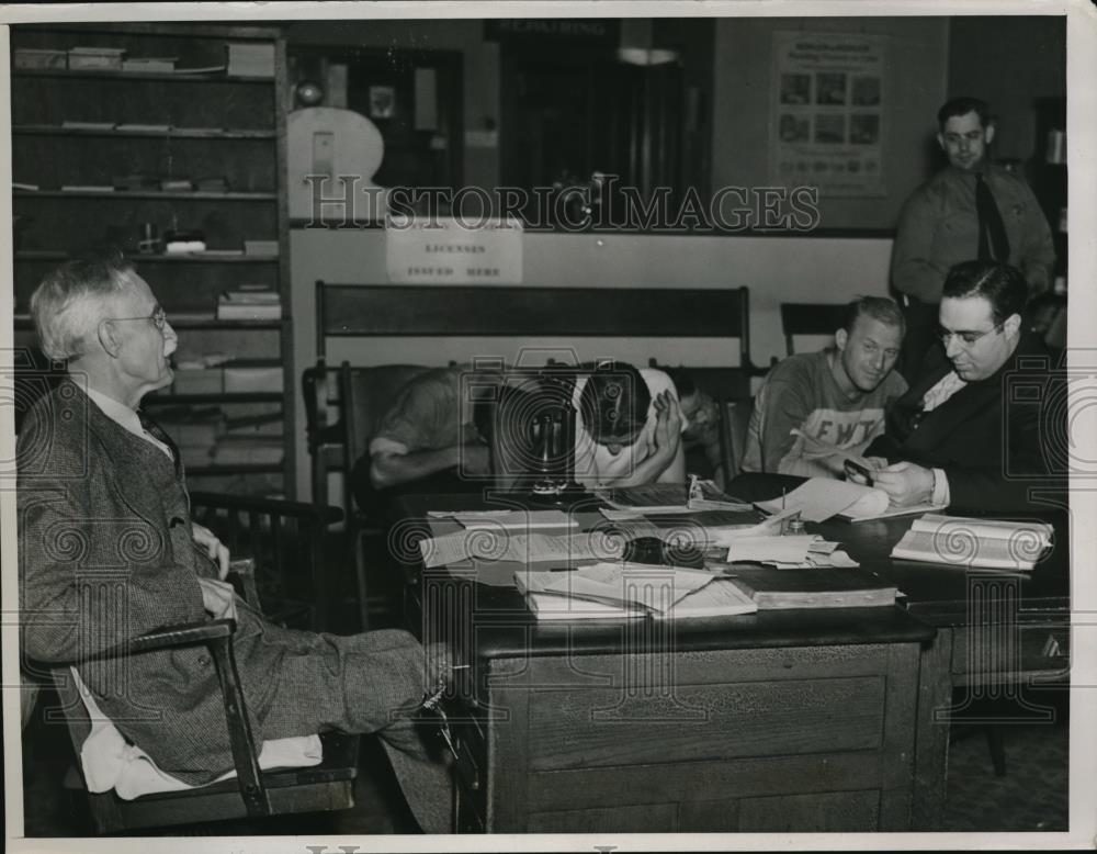 1937 Press Photo Charles Martin waiting for hearing - Historic Images