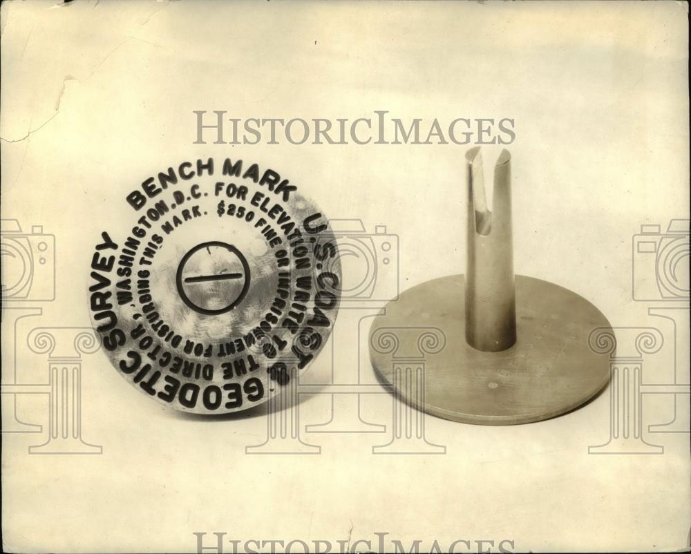 1925 Press Photo Bench mark used by US Coast and Geodetic Survey its shaft is - Historic Images