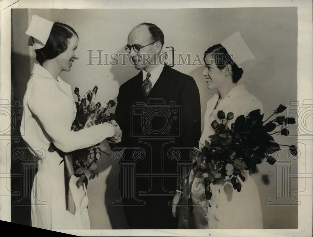 1931 Press Photo Dr.Xedgar O.Holden at Philadelphia Nursinf School Commencement - Historic Images