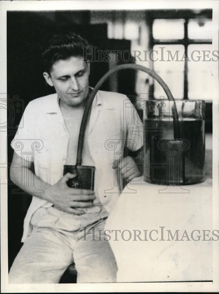 1943 Press Photo Belly Still body heat for cold water of the Ocean - Historic Images