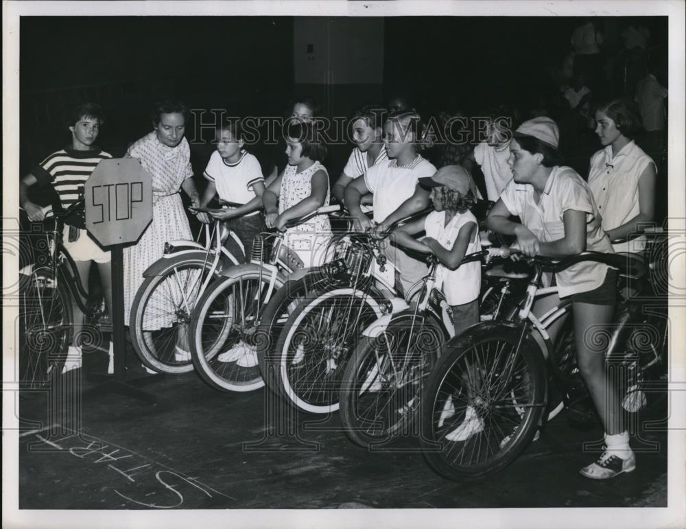 1955 Press Photo Final words of advice are given girl district winners by - Historic Images