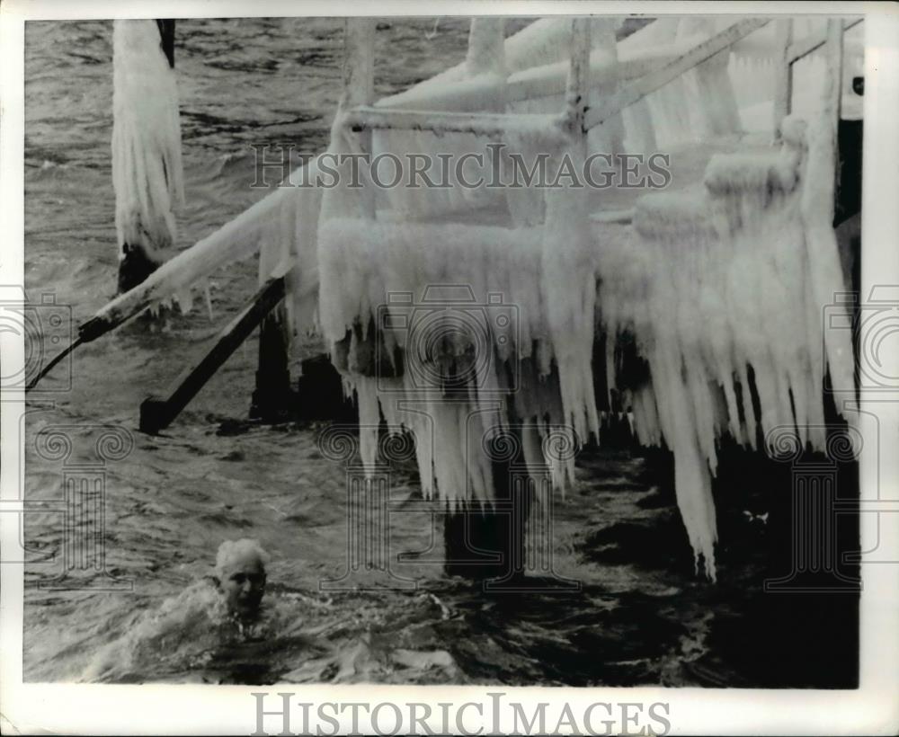 1969 Press Photo A stalwart oldster enjoys a swim in the frigid Baltic Sea - Historic Images