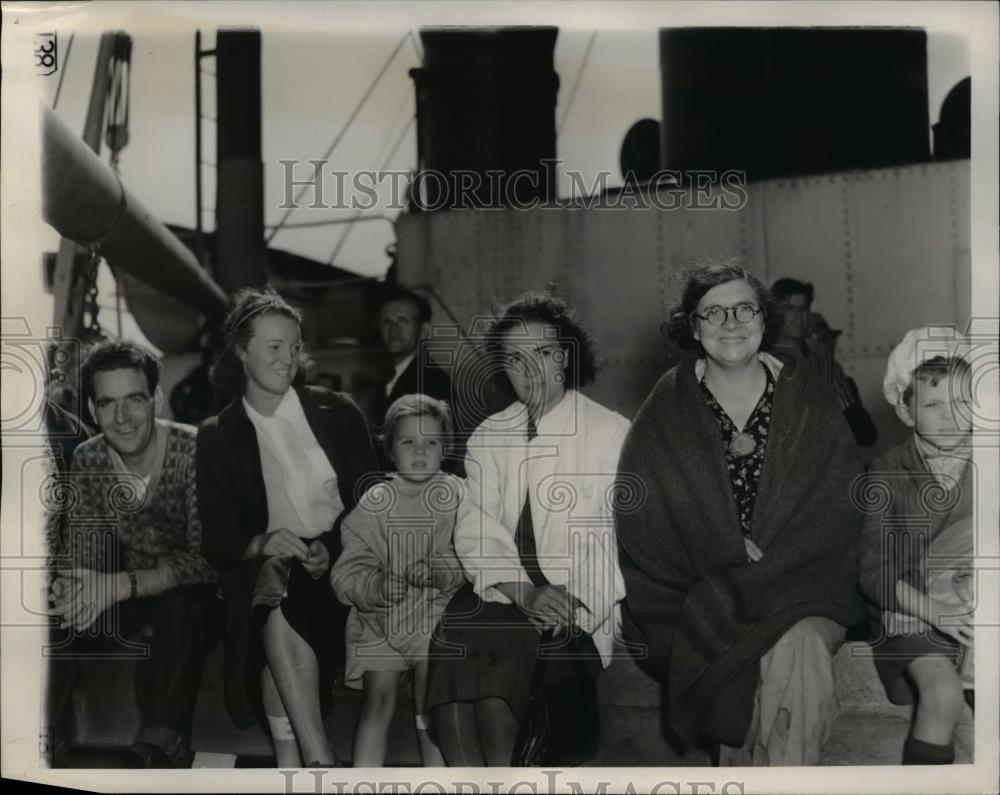 1939 Press Photo American &amp; Canadian Survivors of Torpedoed Liner - Historic Images