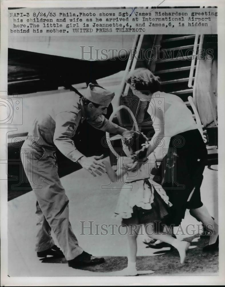 1953 Press Photo Sgt. James Richardson with family - Historic Images