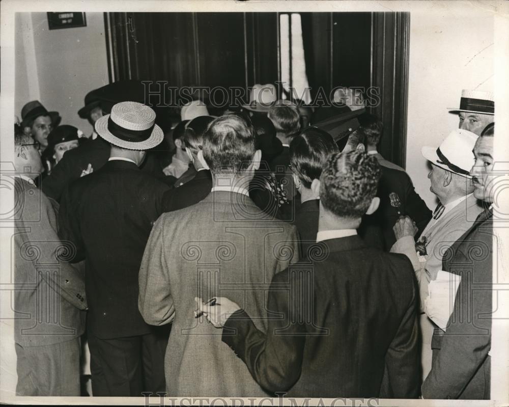 1933 Press Photo Mob Attempts To Enter J.P. Morgan Co. Hearing Washington D.C. - Historic Images