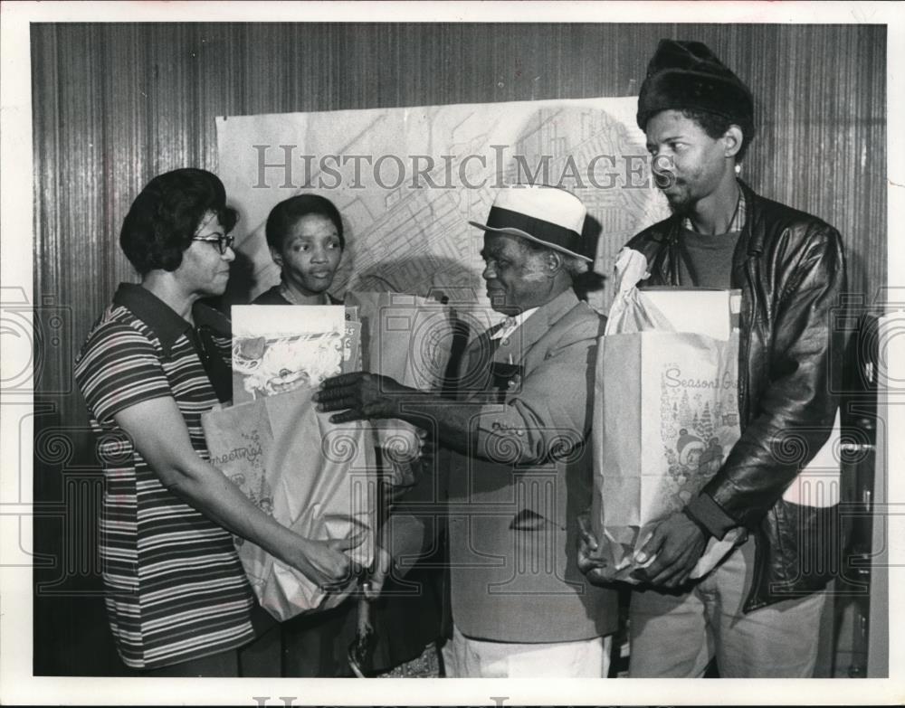 Press Photo Demelia Boone of Wade Park Outreach Giving To Needy Families - Historic Images