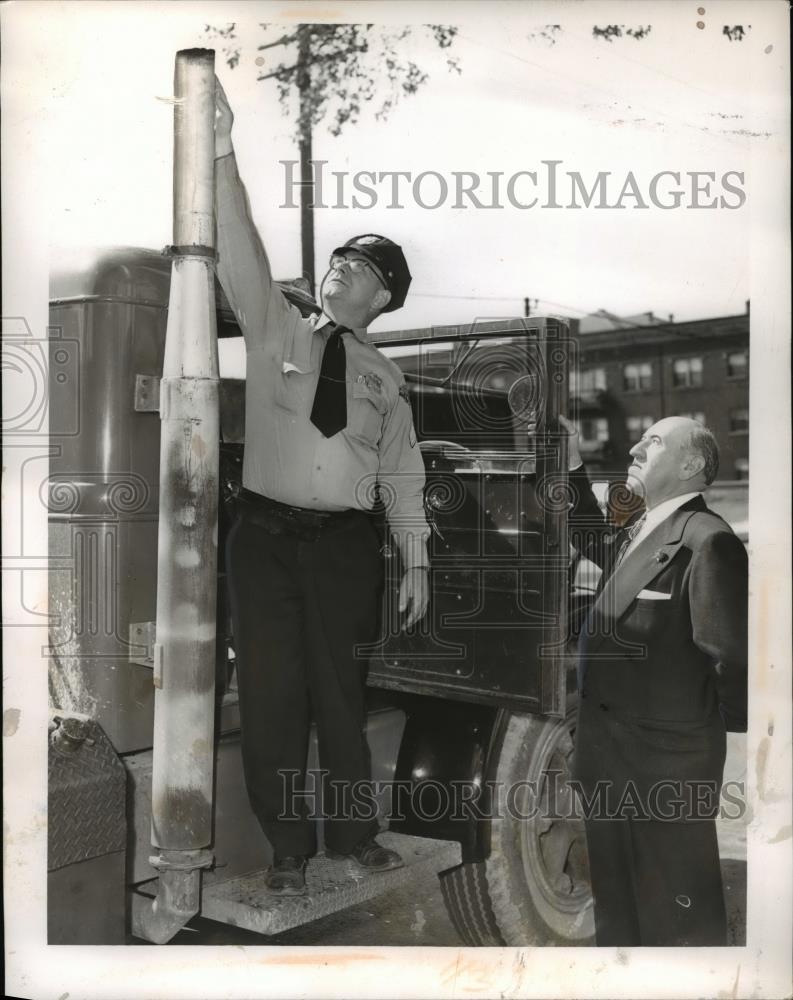 1953 Press Photo Sgt. Frank Dloughy and Councilman Jerome B. Goldman - Historic Images