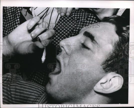 1952 Press Photo Goldfish eaters of 1939 like this one, ate 'em alive - Historic Images