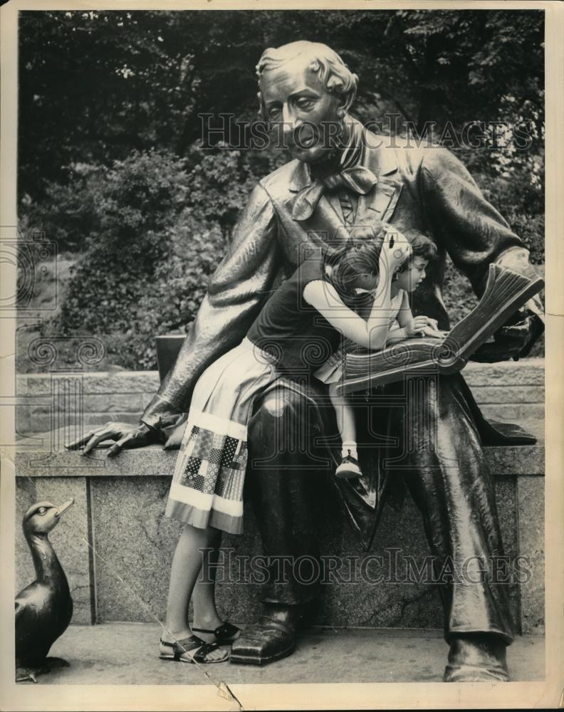 1960 Press Photo Danish Writer&#39;s Statue: Hans Christian Anderson - Historic Images