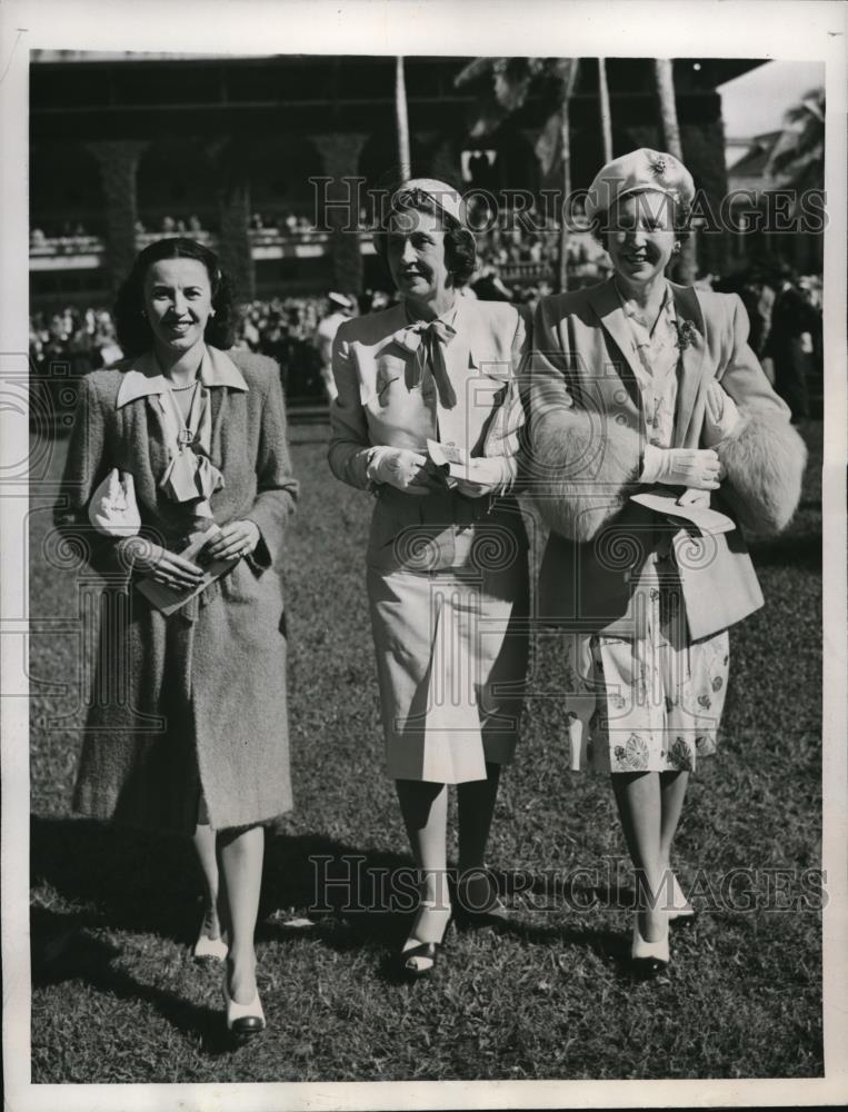 1946 Press Photo Harriet Theobald, Mrs. Warren Wright, and Mrs. Royce Martin - Historic Images