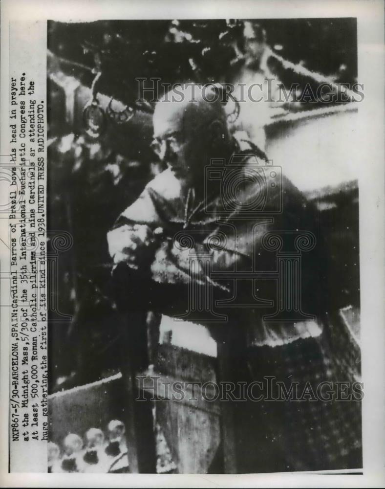 1962 Press Photo Barcelona Spain Cardinal Barros of Brazil bows his head in - Historic Images