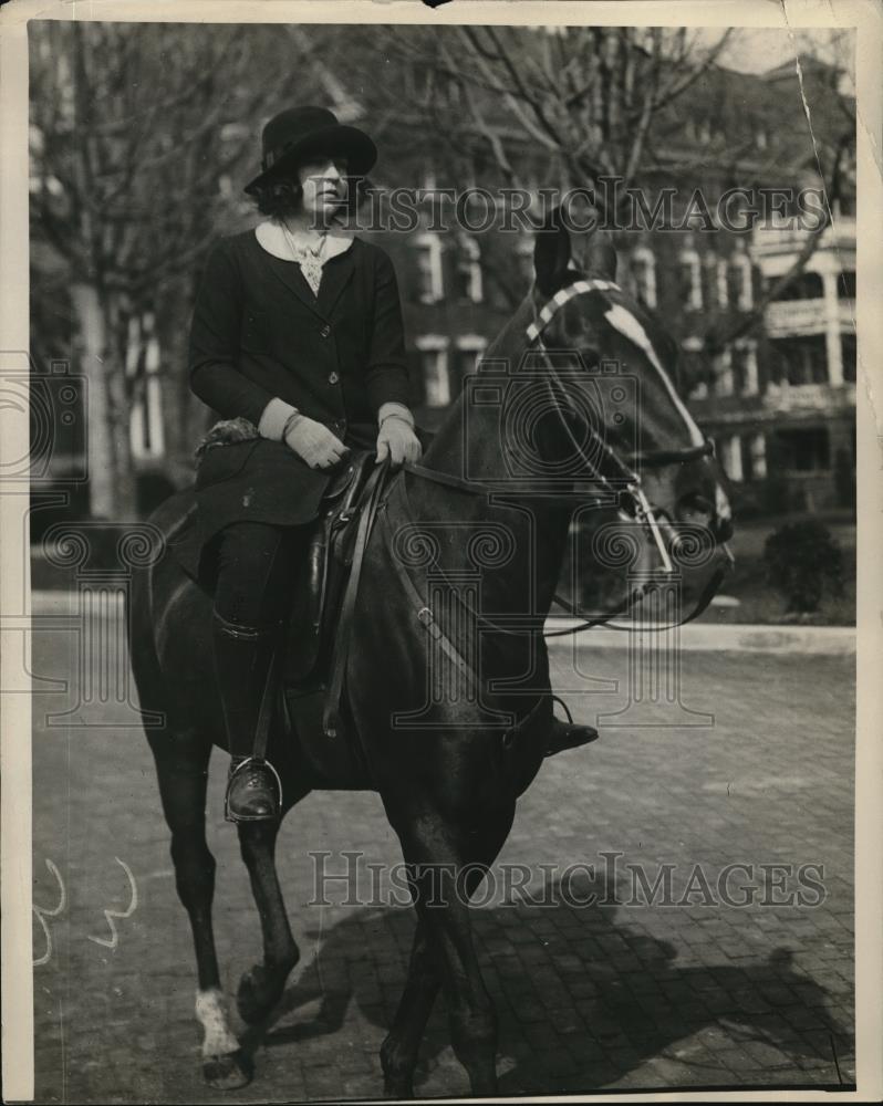 1923 Press Photo Miss Eleanor Hall of New York riding a horse - Historic Images
