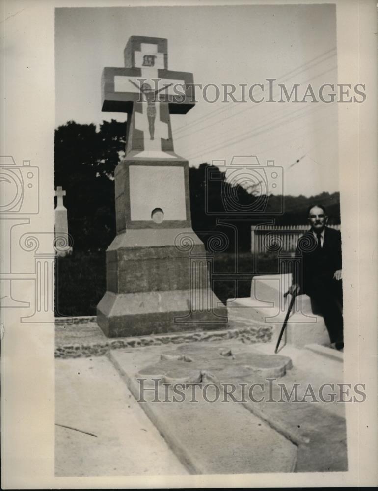 1931 Press Photo A 70-year-old Neketa Sutkevoy Dig His Own Grave - Historic Images