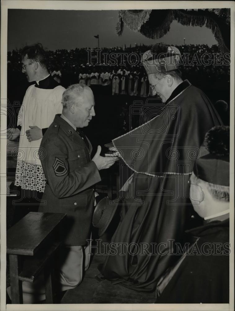 1939 Press Photo Harry A Nelligan Receiving Crusade Award On Catholic Youth Day - Historic Images