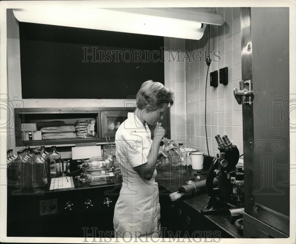 1957 Press Photo Prep for experimental vaccine for upper respiratory dieases - Historic Images