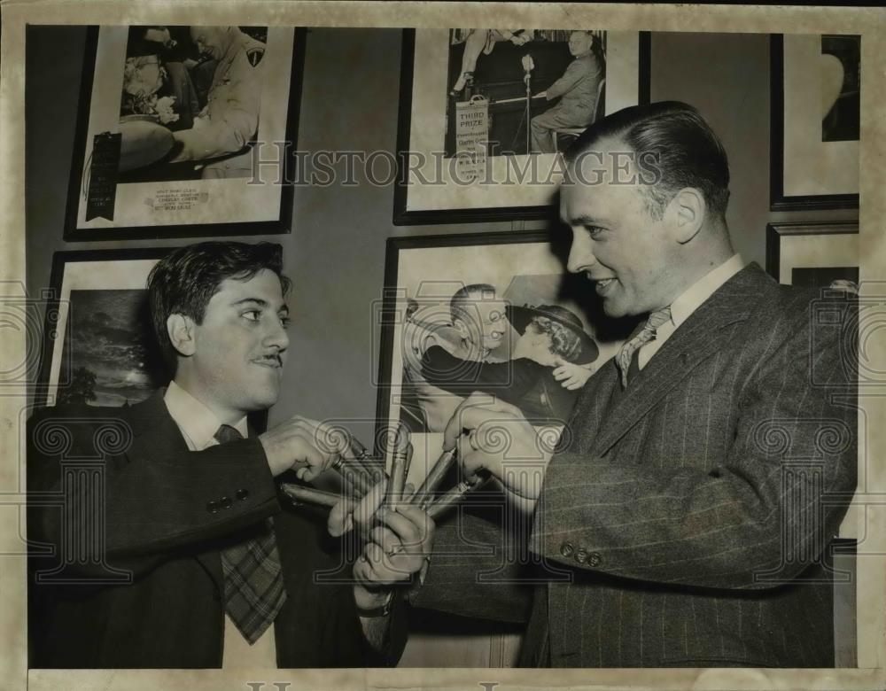 Press Photo Two Happy Gents Exchanging Smokes - Historic Images