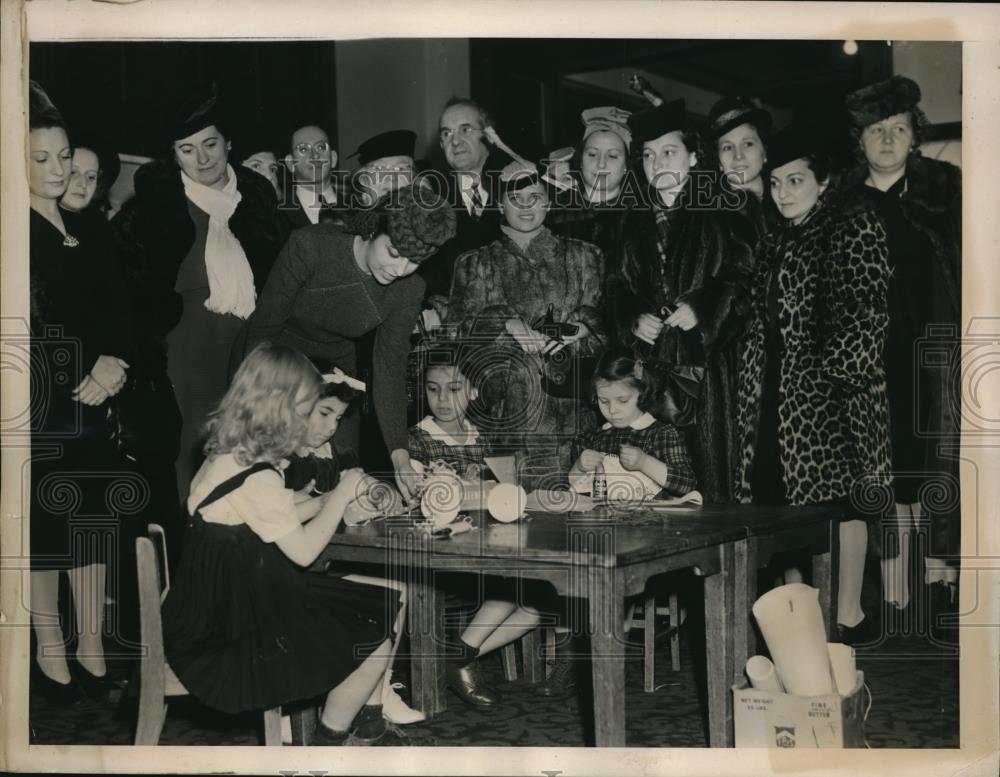 1940 Press Photo Mrs. Ruth Baylor Meets Parents and Children - Historic Images