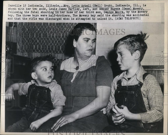 1947 Press Photo Indianola Illinois Mrs Lydia Arbell Grubb shown with her 2 sons - Historic Images