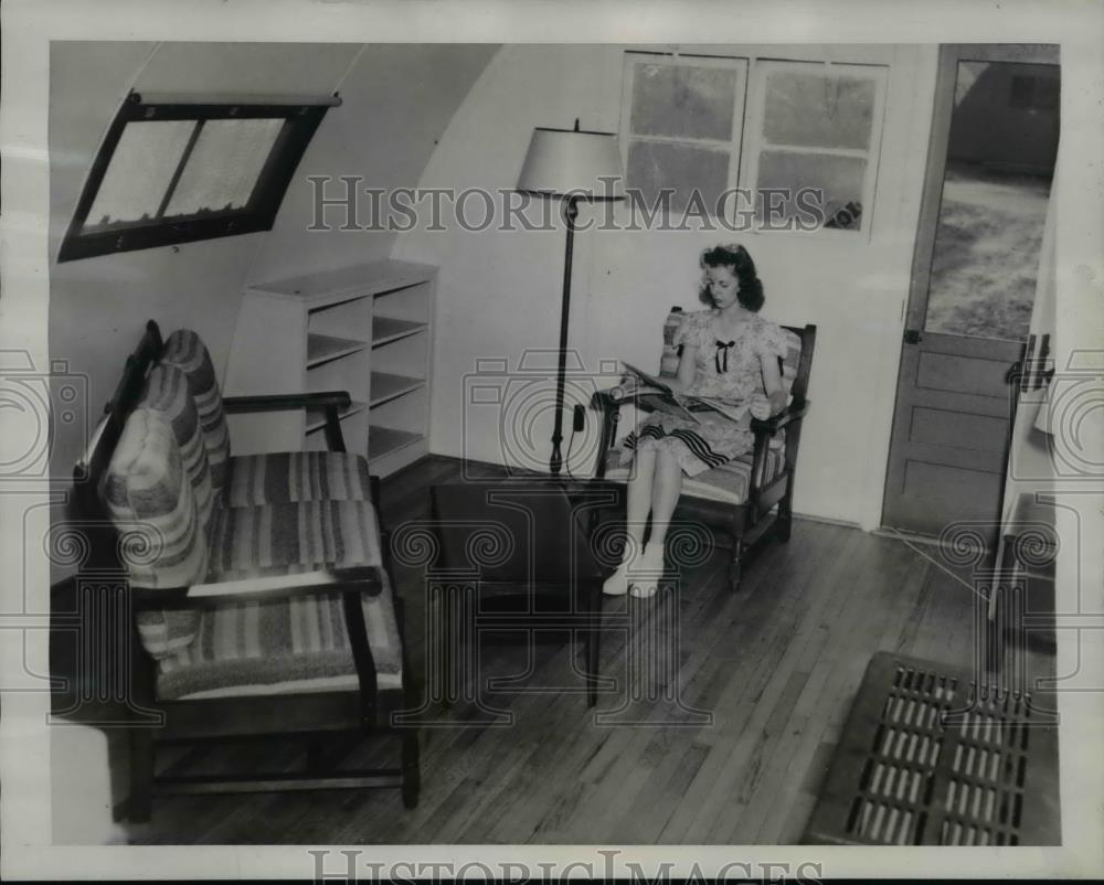 1945 Press Photo Mrs. Robert Gerry in Quonset Hut village - Historic Images