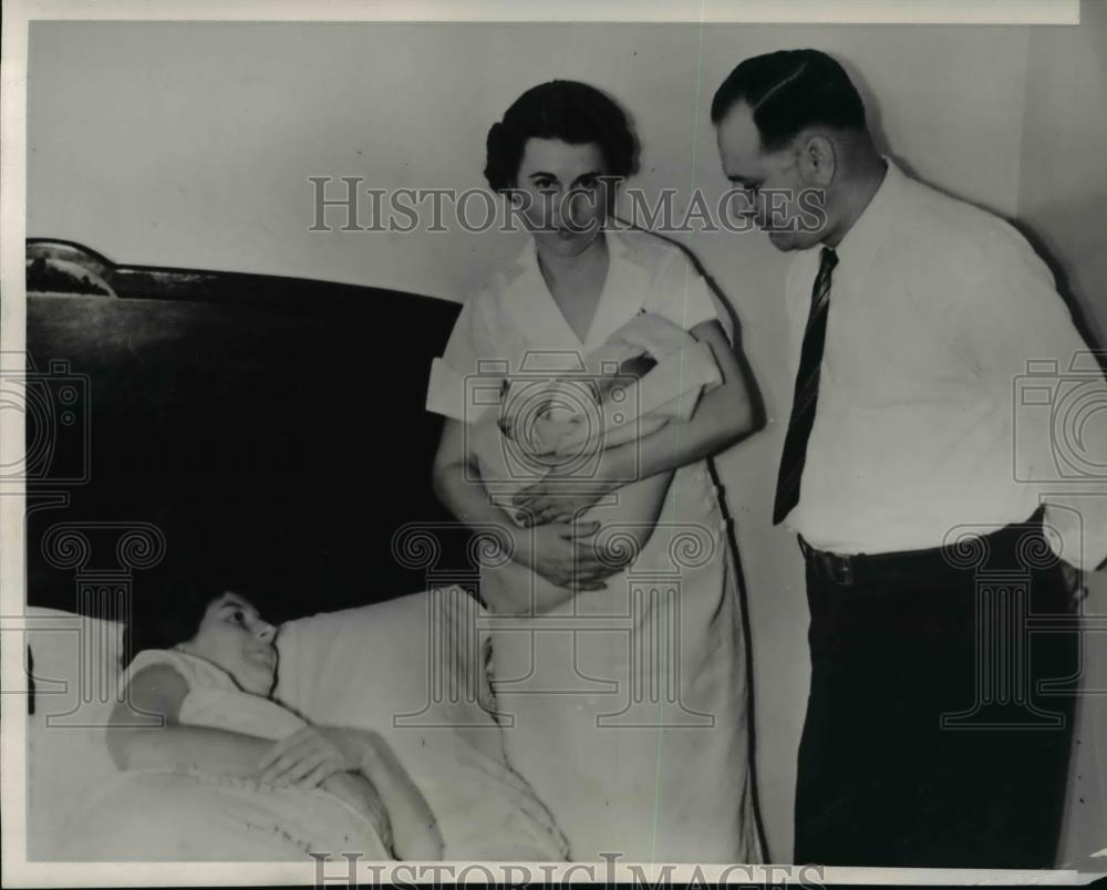 1939 Press Photo Mr. and Mrs. Scherle with Mrs. Louis Krellein holding a baby - Historic Images