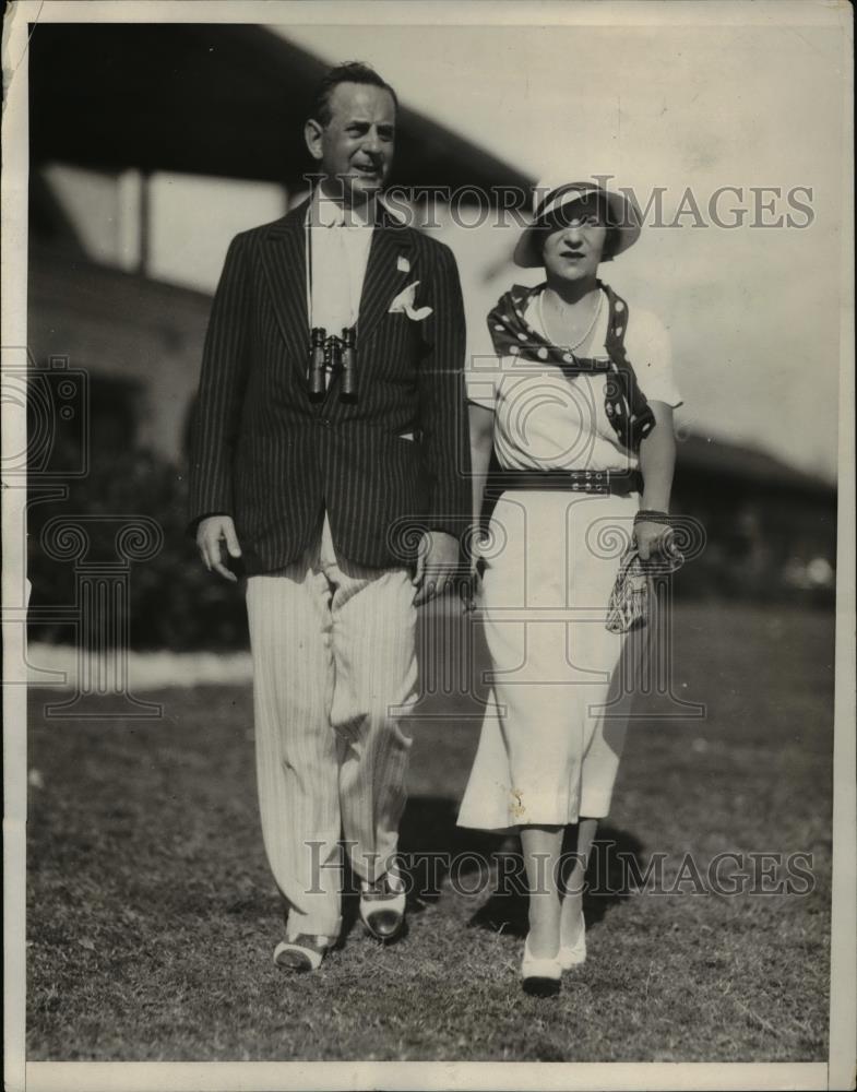 1932 Press Photo Malcolm Summer and Helen Heilsroner are seen walking across - Historic Images