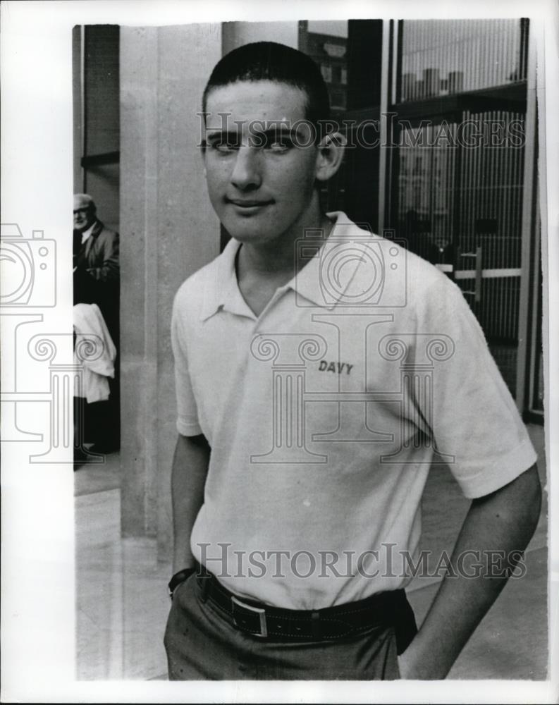 1966 Press Photo James Richard Davidson Waiting In London - Historic Images