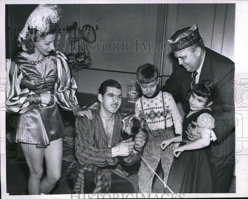 1958 Press Photo Frank Perger and wife Janet visiting blind children - Historic Images