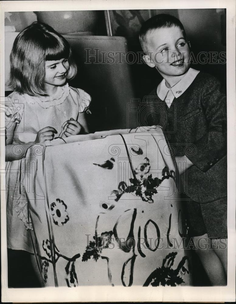 1950 Press Photo A police guard protected the children of Mr and Mrs. Philip - Historic Images