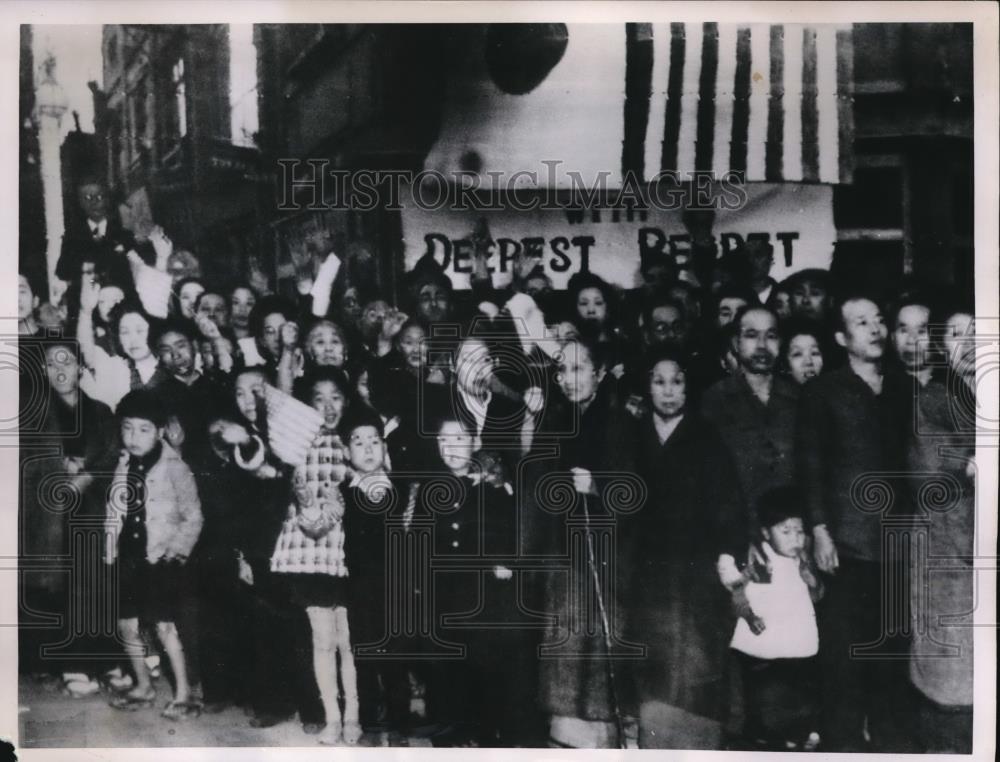 1951 Press Photo Thousands of Japanese in Tokyo waiting for Gen. MacArthur - Historic Images