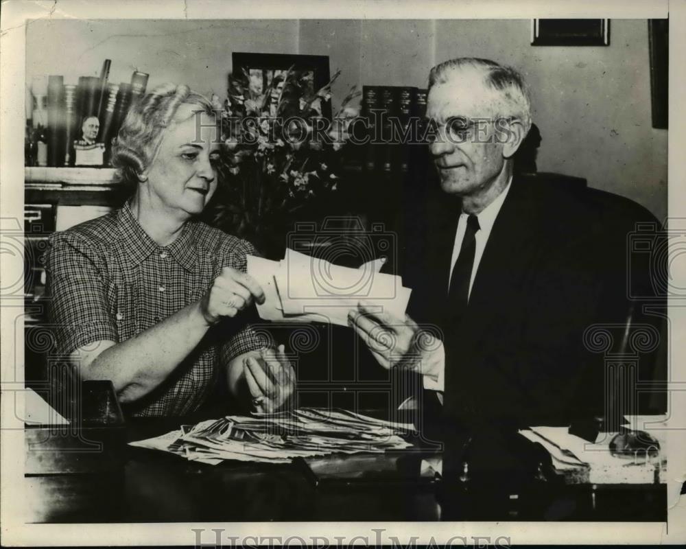 1940 Press Photo Orlando Fla Sen. Charles Andrews and his wife open messages - Historic Images