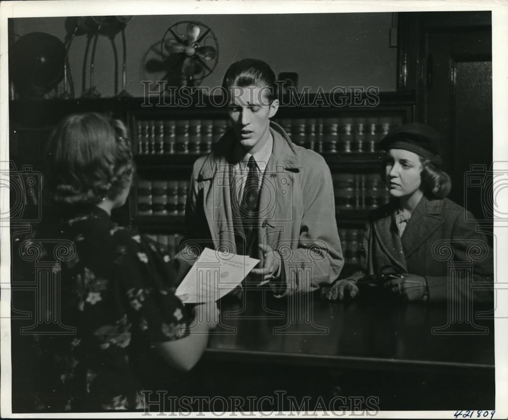 1937 Press Photo Bill and JOan are told before they can be granted a license to - Historic Images