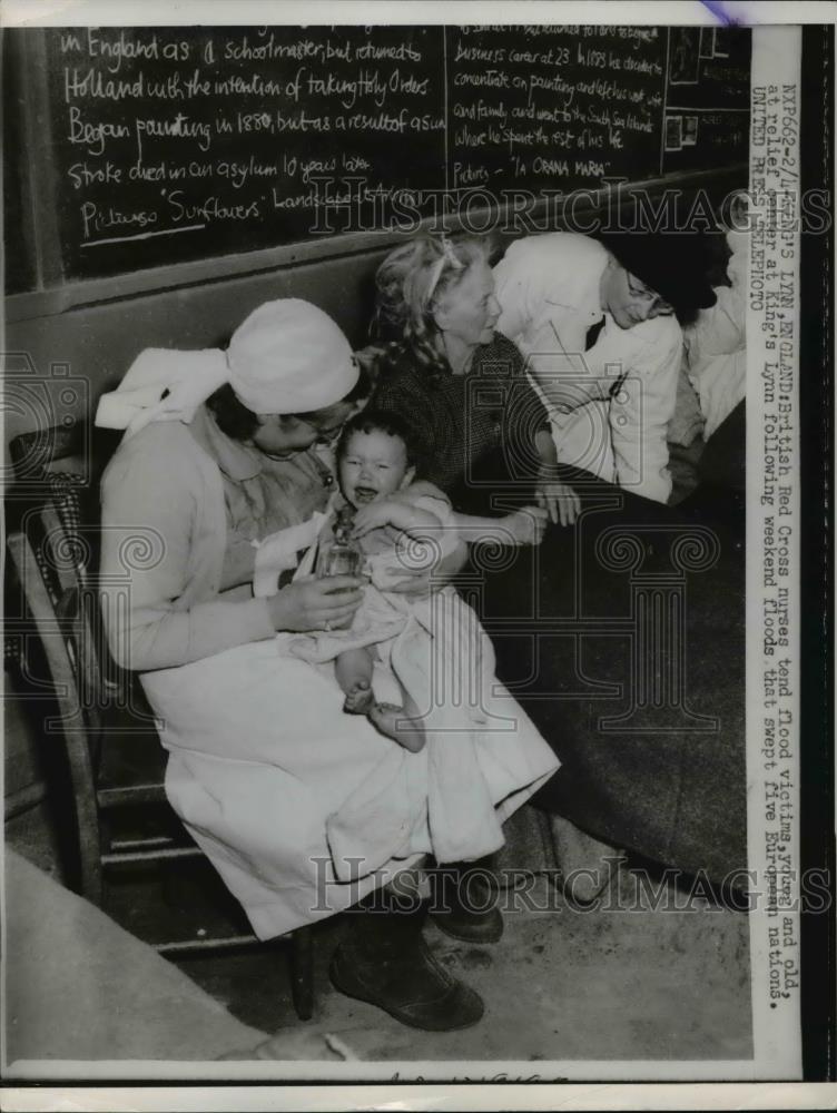 1953 Press Photo British Red Cross nurses tend flood victims young and old at - Historic Images