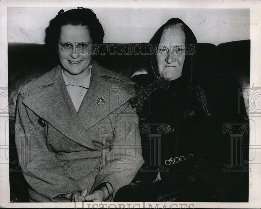 1947 Press Photo Cedar Rapids Iowa Mrs. Mrs Bessie Kennedy 68 year old widow who - Historic Images