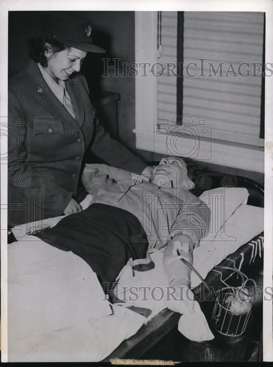 1943 Press Photo First Leader Margaret Wilder, who are donating to blood - Historic Images