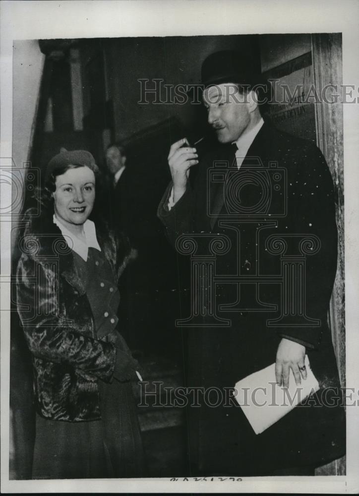 1934 Press Photo Mr &amp; Mrs Harold Bevin of London are outside their lawyers - Historic Images