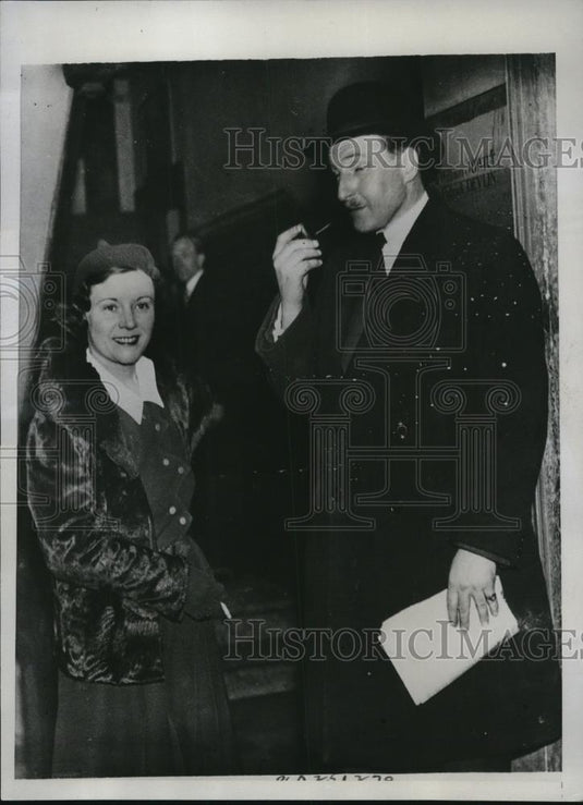 1934 Press Photo Mr & Mrs Harold Bevin of London are outside their lawyers - Historic Images