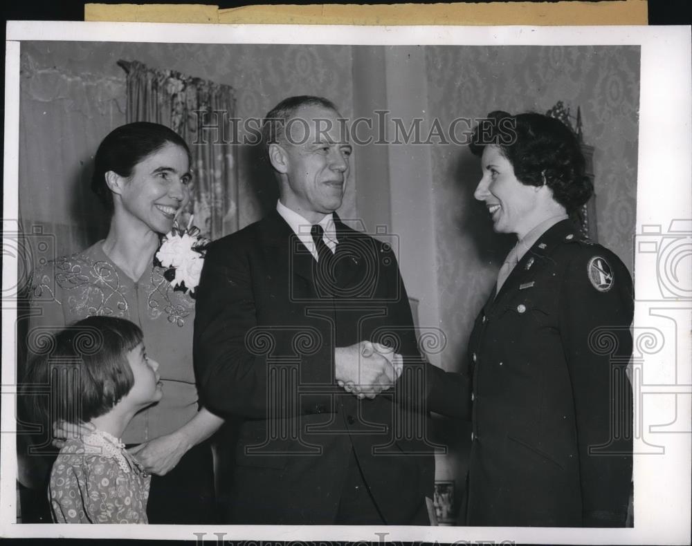 1944 Press Photo Mr and Mrs. Robert P Patterson welcomes Capt. Bernice Keplinger - Historic Images