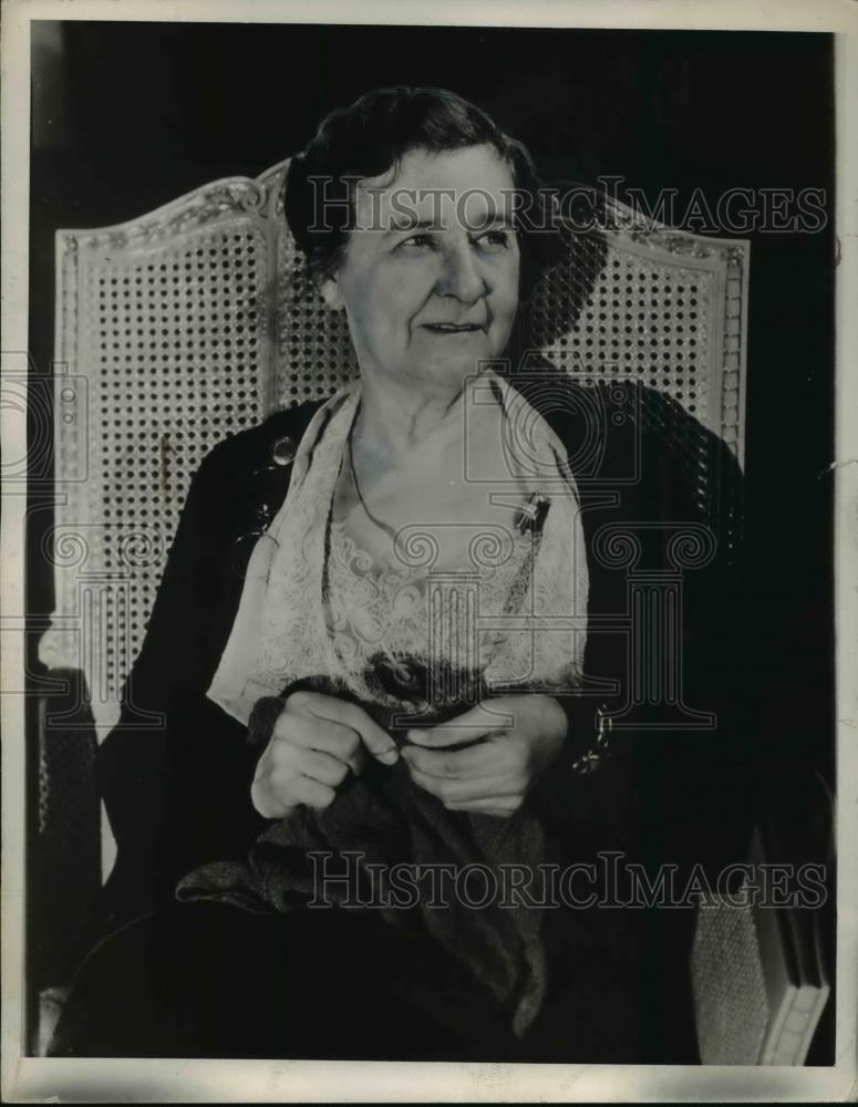 1937 Press Photo Mrs. Jack Garmey Knitting - Historic Images